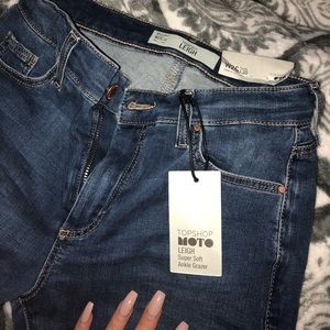 🌼Topshop Leigh jeans with knee rip🌼